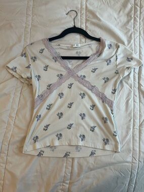 Floral Lace-Trim Short Sleeve Tee in Cream and Lavender